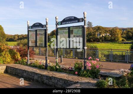 Office de tourisme ou d'information des visiteurs en Irlande dans la petite ville d'Ardara County Donegal en automne soir soleil. Banque D'Images