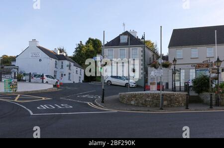 Bâtiments comprenant un lit et petit déjeuner dans une rue en Irlande rurale dans la petite ville d'Ardara, comté Donegal, en septembre soir d'automne. Banque D'Images