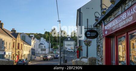 Septembre soirée d'automne dans une rue ensoleillée de la petite ville d'Ardara dans le comté de Donegal Irlande avec la boutique Donegal Designer Makers sur la droite. Banque D'Images