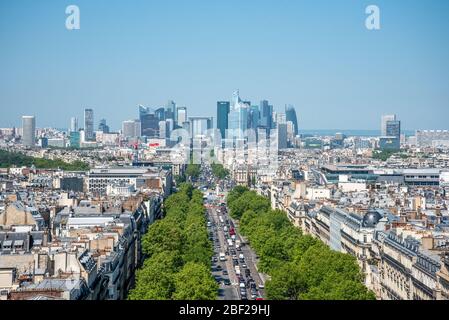 Vue panoramique de l'Arc de Triomphe au quartier de la Défense, Paris/France Banque D'Images