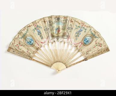 Ventilateur plissé. Ventilateur plissé avec feuille de soie peinte montrant le fond des fleurs et des expositions d'instruments de musique. Trois inserts en parchemin peints montrent des scènes d'hiver de la vie provinciale. Le central est en pleine couleur avec les extérieur en bleu et blanc. Banque D'Images