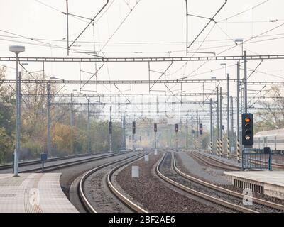 Récemment reconstruit des pistes sur les plates-formes modernisées d'une gare de banlieue dans une capitale de l'Europe centrale, avec tout nouveau béton str Banque D'Images