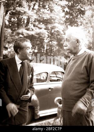 1 janvier 1950 - Princeton, NJ, États-Unis - physicien théorique ALBERT EINSTEIN, largement considéré comme le scientifique le plus important du XXe siècle et l'un des plus grands physiciens de tous les temps, A produit une grande partie de son travail remarquable pendant son séjour à l'Office des brevets et dans son temps libre. Bien que mieux connu pour la théorie de la relativité, il a reçu le prix Nobel de physique de 1921. Banque D'Images