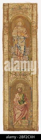 Orphrey. Orphrey de vestations cléricales. Cinq rectangles, chacun contenant une figure dans les arches architecturales et recouvert de motifs floraux symétriques; trois sont de l'arrière de l'orphelinat et deux de l'avant. Banque D'Images
