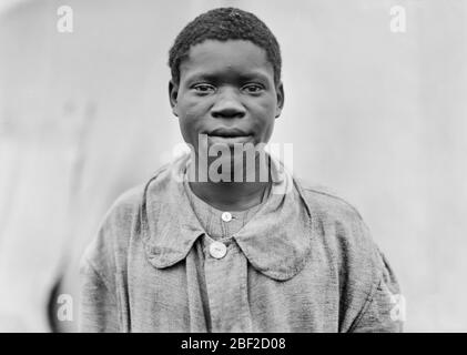 Soldat américain blessé de Caroline du Nord, Portrait tête et épaules, Hôpital militaire américain n° 5, soutenu par la Croix-Rouge américaine, Auteuil, France, Lewis Wickes Hine, Collection nationale américaine de photographie de la Croix-Rouge, octobre 1918 Banque D'Images