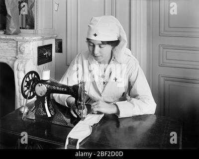 Femme américaine Croix-Rouge travailleur couture des bandages oculaires sur machine à coudre dans les salles de travail de la Croix-Rouge américaine pour pansements chirurgicaux, rue de la Fayisandere, Paris, France, Lewis Wickes Hine, American National Croix-Rouge Photographie Collection, juillet 1918 Banque D'Images