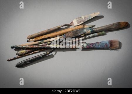 Kit d'artistes comprenant des couteaux à brosses et des quill de l'artiste Alma Thomas studio. Banque D'Images