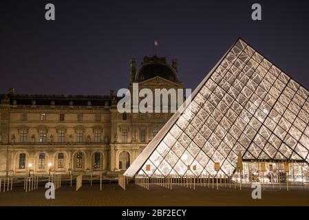 Palais du Louvre de nuit, Paris/France Banque D'Images