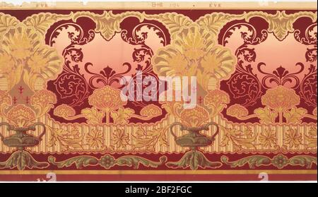 Frise. Design dense et sombre avec bouquets de fleurs de la Reine Anne, comme la dentelle, chaque seconde dans une urne. Un regroupement de trois fleurs au-dessus de chaque urne. L'arrière-plan est de rose en haut à rouge en bas. Banque D'Images