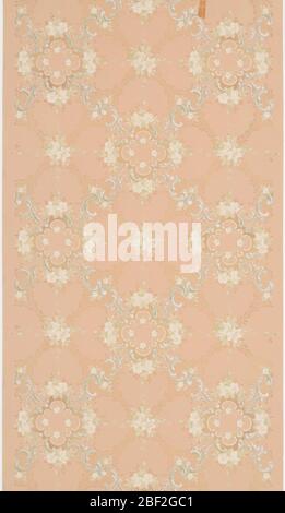 Papier de plafond. Sur terrain brun, tréillage incurvé avec quelques motifs pétoncles en grappes de fleurs blanches, dorées, bleues et blanches. Banque D'Images