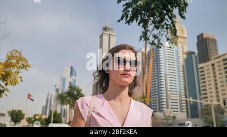 Une belle jeune femme marche dans le centre de Dubaï. Banque D'Images