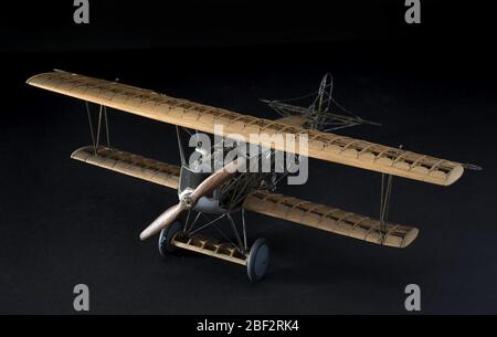 Modèle Fokker DVII statique. Modèle à échelle non découverte, pas de marquage; roues remplacées; pneus d'origine; fabriqués et installés 1 fausse nervure dans l'aile tribord; 5 entretoises dans l'aile supérieure; patin arrière réparé avec épissure. Échelle 1/24. 1960. Banque D'Images