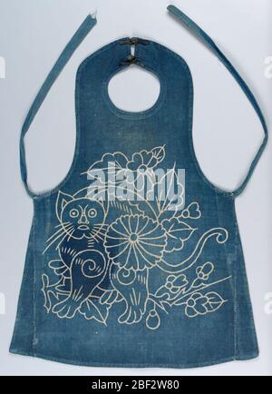 Bavoir pour enfants. Bavoir pour enfant avec un motif de chat et de fleur très stylisé en blanc cassé sur fond bleu. Banque D'Images