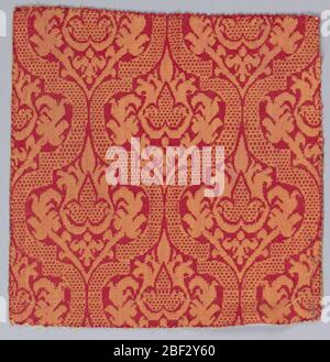 Fragment. Bandes de forme de damier d'ogives contenant des fleurs et des feuilles en soie rouge et jaune. Banque D'Images