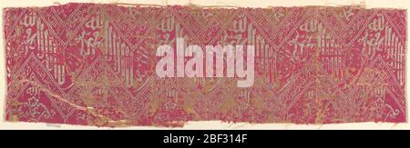Fragment. Bandes rouges et blanches d'inscriptions et d'arabesques Kufic. Très abrasé. Banque D'Images