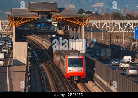 SANTIAGO, CHILI - JUILLET 2016 : un métro Santiago à la ligne 4 A. Banque D'Images