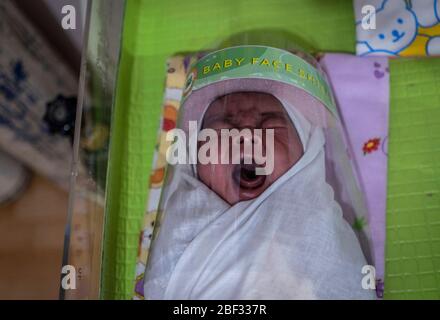 Bireuen, Aceh, Indonésie. 16 avril 2020. Les nouveau-nés portant un masque protecteur sont au cœur des craintes de la maladie du coronavirus COVID-19 dans un hôpital de Bireuen, province d'Aceh. Les derniers rapports de COVID-19 cas, l'Indonésie confirme 5.516 cas positifs, 548 cas récupérés avec 496 décès. Crédit: Zikri Maulana/ZUMA Wire/Alay Live News Banque D'Images