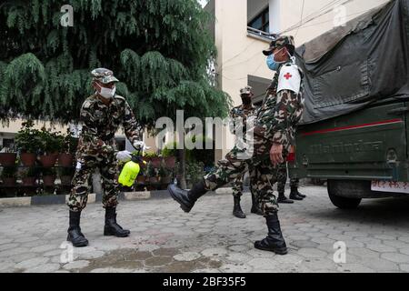 Katmandou, Népal. 16 avril 2020. Les officiers de l'armée népalaise portant un masque facial vaporisateur désinfectant sur leur corps après avoir pris un échantillon sanguin des peuples qui ont des antécédents de voyage récents en dehors du pays pendant le 24 jour du verrouillage national au milieu des préoccupations concernant la propagation du virus de la couronne (COVID-19). Le Népal n'a pas signalé de nouveaux cas de coronavirus au cours des 48 dernières heures. (Photo de Prabin Ranabhat/Pacific Press) crédit: Pacific Press Agency/Alay Live News Banque D'Images