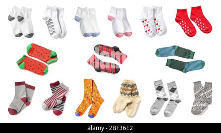 De nombreuses chaussettes différentes sur fond blanc Banque D'Images