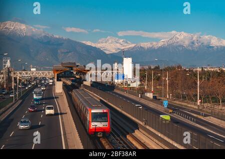 SANTIAGO, CHILI - JUILLET 2016 : un métro Santiago à la ligne 4 A. Banque D'Images