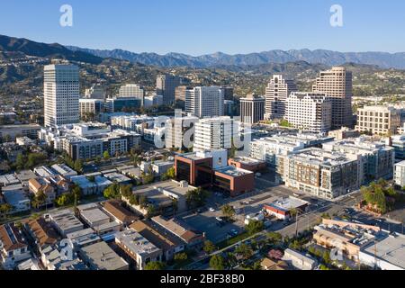 Vue aérienne sur le centre-ville de Glendale, en Californie, par une journée ensoleillée avec les montagnes San Gabriel derrière Banque D'Images