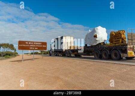 Panneau montrant la plus longue route droite d'Australias, Nullarbor Plain, Australie méridionale. Banque D'Images