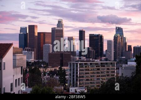 Horizon de Los Angeles au coucher du soleil avec des nuages roses et dorés colorés dans le ciel, vu du quartier Angelino Heights Banque D'Images