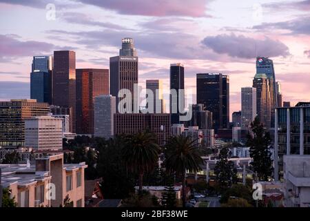 Horizon de Los Angeles au coucher du soleil avec des nuages roses et dorés colorés dans le ciel, vu du quartier Angelino Heights Banque D'Images