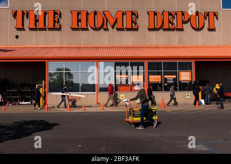 Washington, DC, États-Unis. 16 avril 2020. Les clients pratiquent la distanciation sociale lorsqu'ils attendent en ligne dans un Home Depot. La Maison Blanche a publié aujourd'hui de nouvelles orientations pour que les États puissent rouvrir dans le contexte de la pandémie de coronavirus, mais n'a pas établi de calendrier précis pour assouplier les restrictions de distanciation sociale. Crédit: Ken Cedeno/ZUMA Wire/Alay Live News Banque D'Images