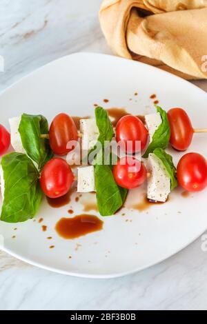 Salade de câpres fraîche avec vinaigre balsamique d'huile d'olive extra vierge et poivre salé Banque D'Images