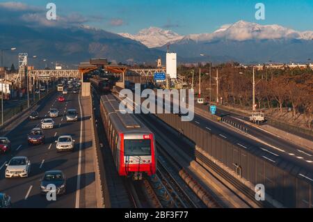 SANTIAGO, CHILI - JUILLET 2016 : un métro Santiago à la ligne 4 A. Banque D'Images