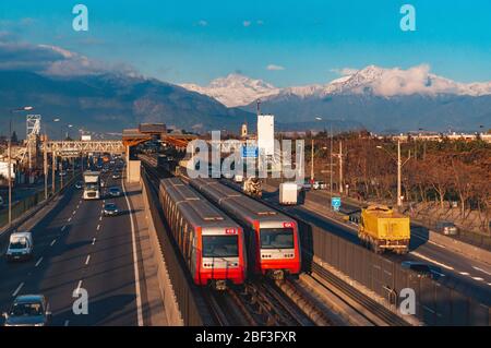 SANTIAGO, CHILI - JUILLET 2016 : un métro Santiago à la ligne 4 A. Banque D'Images