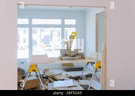 Rénovation de la construction maison découpe de la garniture en bois moulant avec scie circulaire, scies un homme Banque D'Images