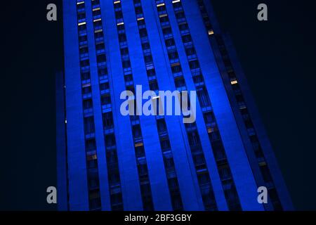 New York City, États-Unis. 16 avril 2020. 30 Rockefeller Plaza est éclairé en bleu pour montrer son soutien aux travailleurs de la santé et aux premiers intervenants sur les lignes de front de la pandémie mondiale COVID-19, New York, NY, 16 avril 2020. 150 monuments, bâtiments historiques et lieux sportifs ont été éclairés en bleu à travers l'ONU en l'honneur des travailleurs de première ligne qui combattent la propagation du Novel Coronavirus. (Anthony Behar/Sipa USA) crédit: SIPA USA/Alay Live News Banque D'Images