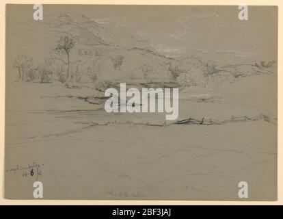 Vue sur les montagnes sur le chemin de Cambridge Vermont. Clôture et ruisseau en premier plan. Crête de montagne à gauche, avec d'autres au-delà, centre et à droite. Ci-dessous, pics de montagne avec notation esquissés de façon subtile. Banque D'Images