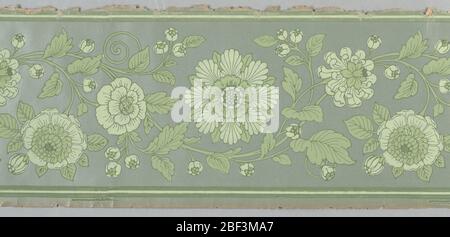 Bordure. Large bande centrale de quatre fleurs stylisées différentes sur la vigne, toutes imprimées dans des tons de vert. Bandes fines à fines rayures le long des bords supérieur et inférieur. Imprimé sur un sol vert. Banque D'Images