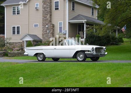 Cabriolet Chrysler Newport 1962 blanc avec capote abaissée, face à droite, allée de campagne Banque D'Images