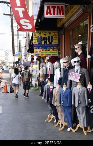 LOS ANGELES, CA/USA - 19 JUIN 2017: Les mannequins avec costumes sont alignés sur le trottoir de la section vêtements pour hommes du Los Angeles Fashion District. Banque D'Images