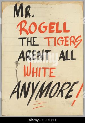 Signe de l'intégration des Tigers de Detroit. Un grand panneau rouge et noir peint à la main sur du papier monté sur un grand morceau de carton, avec le message: [M. Rogell les Tigers Arent All White plus!]. Banque D'Images