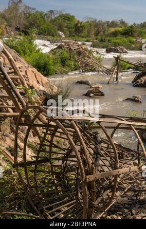 Pièges à poissons et chutes d'eau sur le Mékong près de Don Khon, Laos Banque D'Images