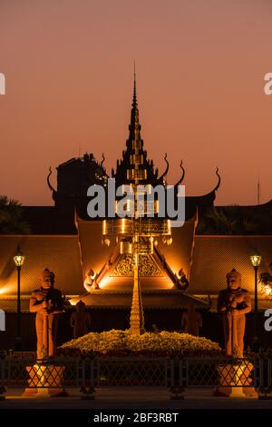 Coucher de soleil derrière le Musée national cambodgien de Phnom Penh, au Cambodge Banque D'Images