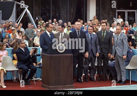 (18 avril 1970) --- Le président Richard M. Nixon lance A. Sigurd Sjoberg (à droite), directeur des opérations aériennes au Manned Spacecraft Center, et l'Apollo 13 quatre directeurs de vol pendant le président ?s suivant les missions de visite du Manned Spacecraft Center. Les directeurs de vol sont, de gauche à droite, Glynn S. Lunney, Eugene A. Kranz, Gerald D. Griffin et Milton L. Windler. Le Dr Thomas O. Paine, Administrateur, National Aeronautics and Space Administration, est assis à gauche. Banque D'Images