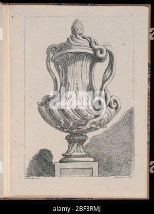 Plaque 5 Livre de vases Livre de vases. Folio 5, plaque 5 d'une série de 12. Conception d'un vase à exécuter en métal avec des formes en forme de coque recourbé, placé sur un socle. Les poignées et le couvercle sont composés des serpents. Banque D'Images