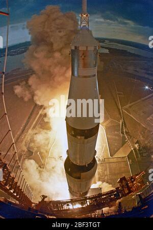 L'Apollo 14, ayant un équipage de trois astronautes : commandant de mission Alan B. Shepard Jr., pilote du module de commande Stuart A. Roosa, pilote du module lunaire et Edgar D. Mitchell, s'arrache du complexe de lancement 39A au Centre spatial Kennedy le 31 janvier 1971. Banque D'Images