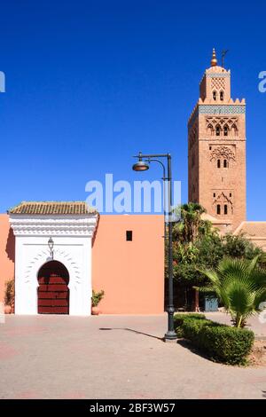 Porte d'entrée et tour de la mosquée de Katoubia à Marrakech, Maroc Banque D'Images