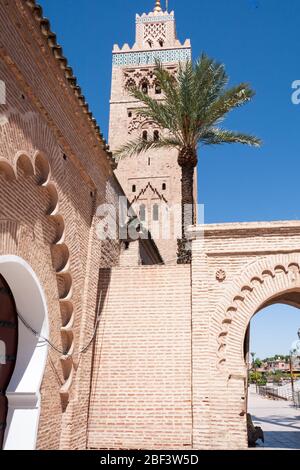 Porte d'entrée et tour de la mosquée de Katoubia à Marrakech, Maroc Banque D'Images