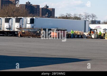 New York, États-Unis. 15 avril 2020. On voit des travailleurs préparer des morgues portables pour les victimes de coronavirus (COVID-19) qui seront livrées à partir d'hôpitaux de New York. Crédit: SOPA Images Limited/Alay Live News Banque D'Images