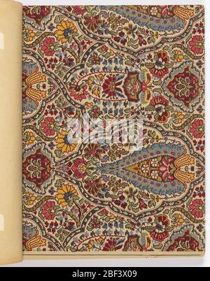 Alfred Peats Set UN livre No 5. Catalogue de papiers imprimés sur machine, certains avec gaufrage. De nombreuses conceptions contiennent des pigments métalliques dans une variété de couleurs. Tous les échantillons présentent des ensembles de paeprs de flanc, de frise et de plafond assortis avec plusieurs coloris de nombreux modèles. Banque D'Images