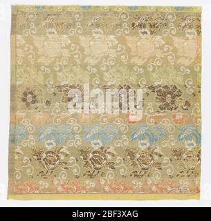 Textile. Rangées horizontales de fleurs de couleur rouille, marron, bleu et pêche, toutes deux combinées à du blanc sur un sol crème (à l'origine jaune clair). Banque D'Images