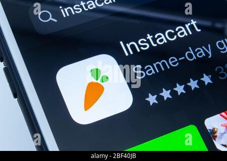 Calgary, Alberta. Canada. 11 avril 2020. Smartphone avec application Instacart sur fond noir. Banque D'Images